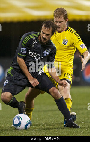 7. Mai 2011 - Columbus, Ohio, USA - Sounders FC vorwärts Roger Levesque (24) hält Columbus Crew Mittelfeldspieler Kevin Burns (15) Weg von der Kugel in der zweiten Hälfte des Spiels zwischen Sounders FC und Columbus Crew Stadium Crew, Columbus, Ohio.  Columbus und Seattle gebunden 1-1. (Kredit-Bild: © Scott Stuart/Southcreek Global/ZUMAPRESS.com) Stockfoto