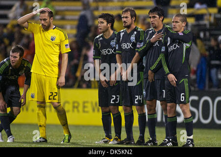 7. Mai 2011 - Columbus, Ohio, USA - Sounders FC Mittelfeldspieler Servando Carrasco (23), nach vorn Roger Levesque (24), vorwärts Fredy Montero (17) und Mittelfeldspieler Osvaldo Alonso (6) vorbereiten, einen Freistoß in der zweiten Hälfte des Spiels zwischen Sounders FC und Columbus Crew Stadium Crew, Columbus, Ohio zu verteidigen.  Columbus und Seattle gebunden 1-1. (Kredit-Bild: © Scott Stuart/Southcreek G Stockfoto