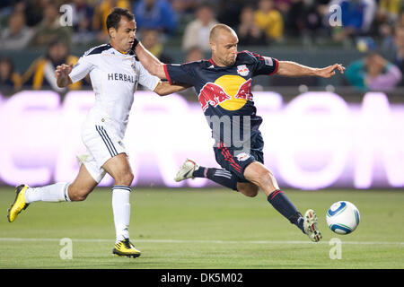 7. Mai 2011 - Carson, Kalifornien, USA - Los Angeles Galaxy Mittelfeldspieler jagt Juninho #19 (L) New York Red Bulls Mittelfeldspieler Joel Lindpere #20 (R) während der Major League Soccer-Spiel zwischen den New York Red Bulls und die Los Angeles Galaxy im Home Depot Center. (Kredit-Bild: © Brandon Parry/Southcreek Global/ZUMAPRESS.com) Stockfoto