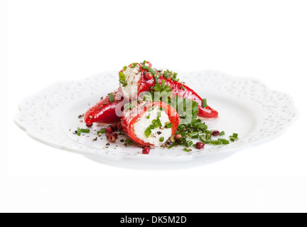 Kleine rote Paprika gefüllt mit Käse, Fokus auf vorderen Pfeffer, geringe Schärfentiefe. Stockfoto