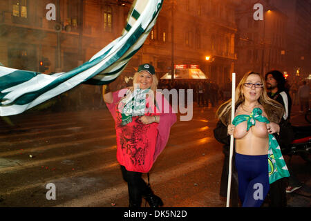 8. Mai 2011 - Athen, Griechenland - feiern die Fans von Panathinaikos am Omonia-Platz im Zentrum von Athen. Panathinaikos gewann die Euroleague Basketball-Finale Sonntag, Maccabi Electra Tel Aviv 78-70 in Barcelona Spanien. (Bild Kredit: Aristidis Vafeiadakis/ZUMAPRESS.com ©) Stockfoto