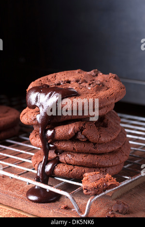 Hohe Stapel von weichen mit Schokosplittern. Stockfoto