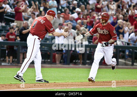 1. Juni 2011 - Phoenix, Arizona, USA - Arizona-Diamantmarkierungen dritte Baseman Ryan Roberts (14) bekommt einen Glückwunsch Händedruck von Dritten Base Trainer Matt Williams (9) nach der Kollision mit eines Homerun während einem 6-5 Sieg über die Florida Marlins. Die Diamondbacks und Marlins quadriert Weg zum zweiten das Endspiel der drei Spielserie im Chase Field in Phoenix Arizona. (Kredit-Bild: © C Stockfoto