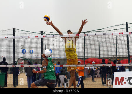 4. Mai 2011 - Jinshan, China - STEFAN GUNNARSSON Schwedens Gesicht sagt alles wie er für die Tötung während einer Qualifikationsrunde gegen Australien bei der Swatch FIVB Beach Volleyball Open Shanghai World Tour geht. (Kredit-Bild: © Jeremy Breningstall/ZUMAPRESS.com) Stockfoto