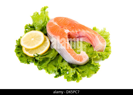 Lachssteak auf grünen Salatblättern Stockfoto