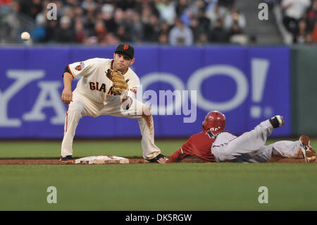 11. Mai 2011 - San Francisco, Kalifornien - San Francisco Giants zweiter Basisspieler FREDDY SANCHEZ (#21) bereitet Arizona-Diamantmarkierungen dritte Baseman RYAN ROBERTS (#14) während der Mittwoch Abend Spiel im AT&T Park kennzeichnen.  Die Riesen besiegt die Diamondbacks 4-3. (Kredit-Bild: © Scott Beley/Southcreek Global/ZUMAPRESS.com) Stockfoto