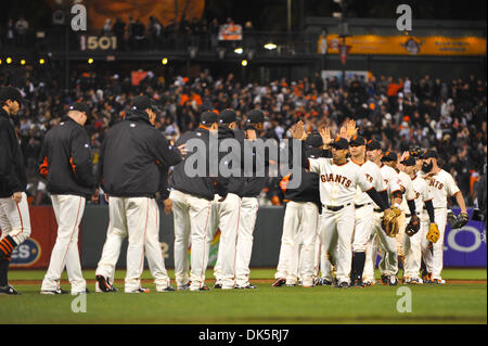 11. Mai 2011 - San Francisco, Kalifornien, USA - Riesen Spieler gratulieren sich während Mittwoch Abend Spiel im AT&T Park.  Die Riesen besiegt die Diamondbacks 4-3. (Kredit-Bild: © Scott Beley/Southcreek Global/ZUMAPRESS.com) Stockfoto