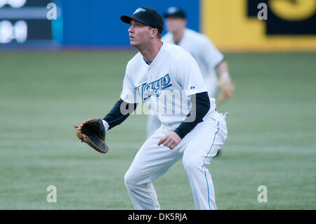 11. Mai 2011 - Toronto, Ontario, Kanada - Toronto Blue Jays Infielder David Cooper (40) Augen, der Hit bei Mittwochabend gegen die Boston Red Sox im Rogers Centre in Toronto Spiel.  Die Toronto Blue Jays gewann mit einem Score von 9-3. (Kredit-Bild: © Darren Adler/Southcreek Global/ZUMAPRESS.com) Stockfoto