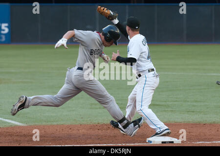 11. Mai 2011 Stichwörter - Toronto, Ontario, Kanada - Toronto Blue Jays Infielder David Cooper (40) erste Basis für das Out gegen die Boston Red Sox Outfielder Jacoby Ellsbury (2) während der Mittwochabend-Spiel im Rogers Centre in Toronto.  Die Toronto Blue Jays gewann mit einem Score von 9-3. (Kredit-Bild: © Darren Adler/Southcreek Global/ZUMAPRESS.com) Stockfoto