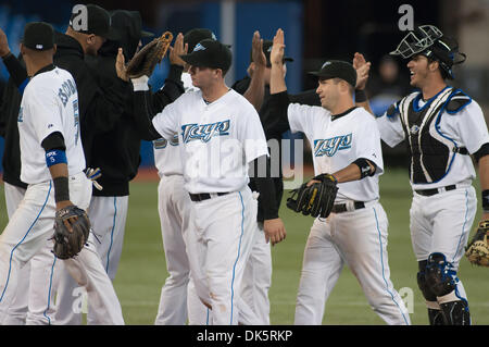 11. Mai 2011 - Toronto, Ontario, Kanada - Toronto Blue Jays Infielder John McDonald (6), Toronto Blue Jays Catcher J.P. Arencibia (9) und Toronto Blue Jays Infielder David Cooper (40) feiern den Sieg nach Mittwochabend-Spiel gegen die Boston Red Sox im Rogers Centre in Toronto.  Die Toronto Blue Jays gewann mit einem Score von 9-3. (Kredit-Bild: © Darren Adler/Southcreek Global/ZUM Stockfoto