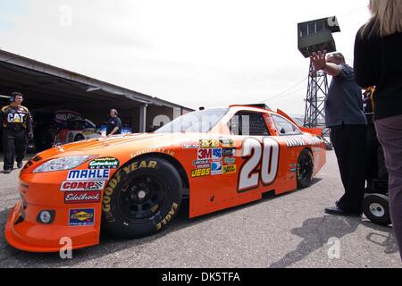 13. Mai 2011 - Dover. Landkreis: Andererseits zieht Delaware, Vereinigte Staaten von Amerika - Joey Logano #20 aus der NASCAR Sprint Cup Series Garage Freitag Mai. 13, 2011 NASCAR Sprint Cup Series Praxis Rennen auf dem Dover International Speedway in Dover, Delaware. (Kredit-Bild: © Saquan Stimpson/Southcreek Global/ZUMAPRESS.com) Stockfoto