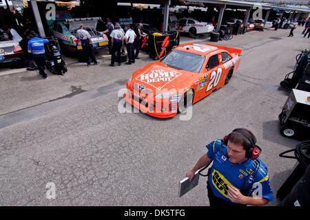 13. Mai 2011 - Dover. Landkreis: Andererseits zieht Delaware, Vereinigte Staaten von Amerika - Joey Logano #20 in der NASCAR Sprint Cup Series Garage Freitag Mai. 13, 2011 NASCAR Sprint Cup Series Praxis Rennen auf dem Dover International Speedway in Dover, Delaware. (Kredit-Bild: © Saquan Stimpson/Southcreek Global/ZUMAPRESS.com) Stockfoto