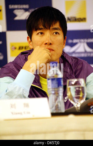 14. Mai 2011 hört - Shanghai, China - chinesische Hürdenläufer LIU XIANG Fragen von der Presse in Shanghai über seine Gesundheit und Technik am Vortag 2004 Olympiasieger Rennen im 110-Meter-Hürdenlauf vor einem Publikum Heimatstadt auf dem Dunlop Shanghai Golden Grand Prix-Leichtathletik-Event. (Kredit-Bild: © Jeremy Breningstall/ZUMAPRESS.com) Stockfoto