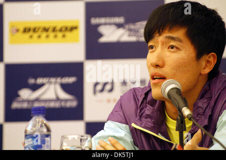 14. Mai 2011 - Shanghai, China - chinesische Hürdenläufer LIU XIANG behandelt den letzten Änderungen an seiner Technik mit der Presse in Shanghai am Vortag das Rennen 2004 Olympiasieger im 110-Meter-vor einem Publikum Heimatstadt auf dem Dunlop Shanghai Golden Grand Prix-Leichtathletik-Event Hürden (Credit-Bild: © Jeremy Breningstall/ZUMAPRESS.com) Stockfoto