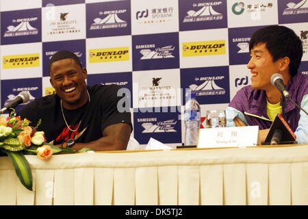 14. Mai 2011 - Shanghai, China - Amerikaner DAVID OLIVER und Chinas LIU XIANG, Konkurrenten im 110-Meter-Hürdenlauf, teilen ein Lachen auf einer Pressekonferenz am Vortag sie gegeneinander beim Dunlop Shanghai Golden Grand Prix Rennen (Credit-Bild: © Jeremy Breningstall/ZUMAPRESS.com) Stockfoto