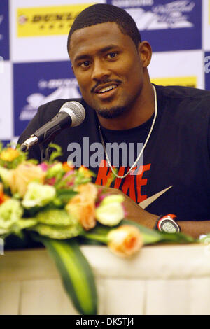 14. Mai 2011 - Shanghai, China - "Ich weiß, dass es nicht mein Geburtsrecht, ein großer Athlet zu sein" sagt US-amerikanischer Hürdenläufer DAVID OLIVER die Presse erklärt, dass er jeden Tag in der Lage, in der internationalen Arena konkurrieren schätzt. Hier ist er auf einer Pressekonferenz am Vortag der Veranstaltung 2011 Dunlop Shanghai Golden Grand Prix Leichtathletik abgebildet, die in Shanghai stattfinden wird, Stockfoto