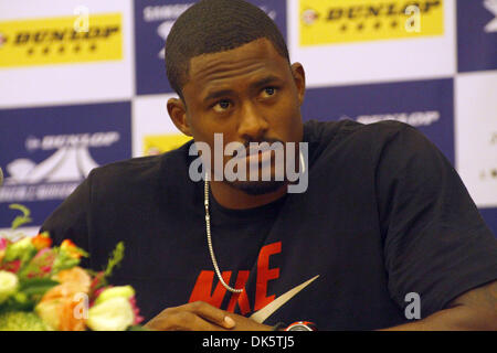 14. Mai 2011 - Shanghai, China - nach Wesen fragte, ob er plant auf einen Weltrekord im 110-Meter-Hürdenlauf bei den 2011 Dunlop Shanghai Golden Grand Prix Leichtathletik Rennen, US-amerikanischer Hürdenläufer DAVID OLIVER sagte: "Es ist ein Weltrekord für einen Grund. Nicht aufwachen nur am Morgen und sagen, "Ich werde einen Weltrekord zu brechen." Oliver und chinesischer Hürdenläufer Liu Xiang trafen sich mit Stockfoto