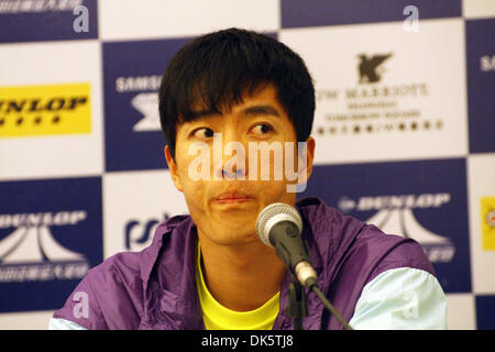 14. Mai 2011 - Shanghai, China - chinesische Hürdenläufer LIU XIANG macht ein Gesicht wie eine Pressekonferenz bekommt im Gange am Tag vor den Rennen 2004 Olympiasieger im 110-Meter-Hürdenlauf vor einem Publikum Heimatstadt auf dem Dunlop Shanghai Golden Grand Prix-Leichtathletik-Event (Credit-Bild: © Jeremy Breningstall/ZUMAPRESS.com) Stockfoto