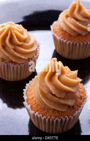 Kaffee-Cupcake einschließlich einen Kaffee Buttercreme Sahnehäubchen obendrauf. Stockfoto