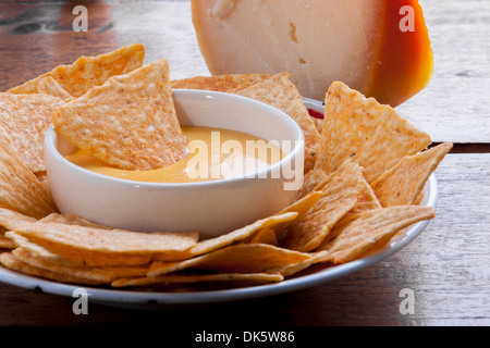 Mais-Chips und Käse-sauce Stockfoto