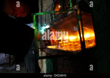 Jerusalem. 2. Dezember 2013. Ein Ultra-orthodoxe Juden leuchtet die fünfte Hanukkah Kerze mit seinem Kind während des jüdischen Feiertages Chanukka in Jerusalem Mea Shearim Nachbarschaft, am 2. Dezember 2013. Chanukka, auch bekannt als das Festival of Lights ist eines der wichtigsten jüdischen Feiertagen und von Juden weltweit in acht Tagen zum Gedenken an die erneute Weihung des heiligen Tempels in Jerusalem zur Zeit der Makkabäer Revolte des 2. Jahrhunderts v. Chr. gefeiert. (Xinhua/Muammar Awad/Alamy Live News) Stockfoto