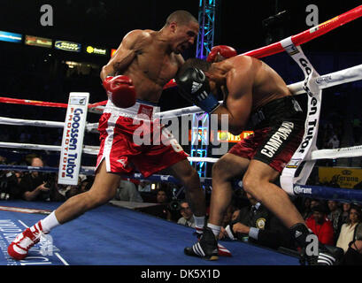 14. Mai 2011 - Carson, Kalifornien, USA - WBA Super-Mittelgewicht Titelverteidiger ANDRE WARD (rote Handschuhe) auf seinem Weg zu einem einstimmigen Beschluss Sieg gegen ARTHUR ABRAHAM am Samstagabend im Super Six World Boxing Classic Halbfinale. (Kredit-Bild: © Jonathan Alcorn/ZUMAPRESS.com) Stockfoto