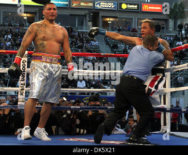 14. Mai 2011 - Carson, Kalifornien, USA - Chris Arreola, Flussufer, feiert nach er einen dritten Runde TKO erzielte von Nagy Aguilera am Samstagabend im Home Depot Center, seinen Rekord auf 31-2 zu verbessern (Credit-Bild: © Jonathan Alcorn/ZUMAPRESS.com) Stockfoto