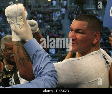 14. Mai 2011 - Carson, Kalifornien, USA - Chris Arreola feiert nach einem dritten Runde TKO von Nagy Aguilera am Samstagabend im Home Depot Center, seinen Rekord auf 31-2 zu verbessern (Credit-Bild: © Jonathan Alcorn/ZUMAPRESS.com) Stockfoto