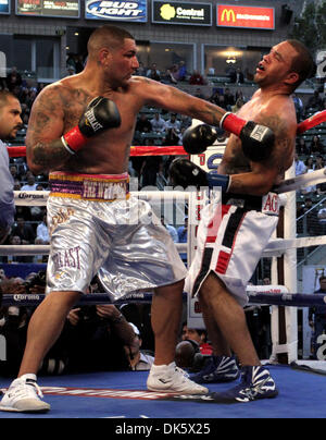 14. Mai 2011 - Carson, Kalifornien, USA - Chris Arreola (rechts) auf dem Weg einer dritten Runde TKO von Nagy Aguilera am Samstagabend im Home Depot Center, seinen Rekord auf 31-2 zu verbessern (Credit-Bild: © Jonathan Alcorn/ZUMAPRESS.com) Stockfoto