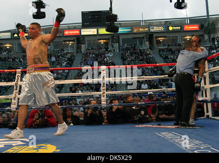 14. Mai 2011 - Carson, Kalifornien, USA - Chris Arreola, Flussufer, feiert nach er einen dritten Runde TKO erzielte von Nagy Aguilera am Samstagabend im Home Depot Center, seinen Rekord auf 31-2 zu verbessern (Credit-Bild: © Jonathan Alcorn/ZUMAPRESS.com) Stockfoto