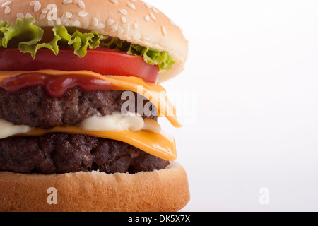 Nahaufnahme des doppelten Cheeseburger isoliert auf weiss. Diese Datei wird gereinigt und retuschiert Stockfoto