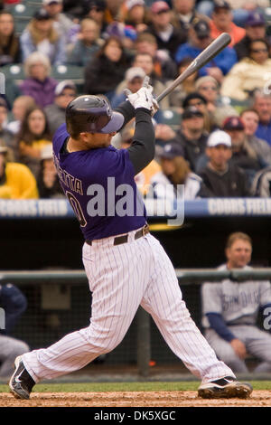 15. Mai 2011 - trifft Denver, Colorado, USA - MLB Baseball - Colorado Rockies Catcher CHRIS IANNETTA während einer 2-8 Niederlage gegen die San Diego Padres im Coors Field. (Kredit-Bild: © Don Senia Murray/ZUMAPRESS.com) Stockfoto