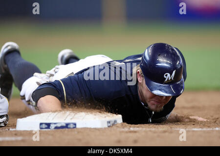 15. Mai 2011 - Milwaukee, Wisconsin, USA - Milwaukee Brewers Recht Fielder Corey Hart #1 Tauchgänge zurück ins erste Base. Die Milwaukee Brewers gegen die Pittsburgh Pirates 9-6 im Miller Park in Milwaukee. (Kredit-Bild: © John Fisher/Southcreek Global/ZUMAPRESS.com) Stockfoto