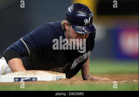 15. Mai 2011 - Milwaukee, Wisconsin, USA - Milwaukee Brewers Recht Fielder Corey Hart #1 Tauchgänge zurück ins erste Base sicher auf die Abholung aus Versuch. Die Milwaukee Brewers gegen die Pittsburgh Pirates 9-6 im Miller Park in Milwaukee. (Kredit-Bild: © John Fisher/Southcreek Global/ZUMAPRESS.com) Stockfoto