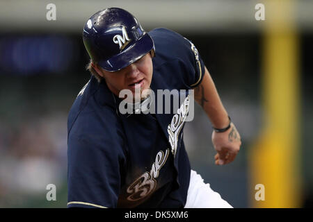 15. Mai 2011 - Milwaukee, Wisconsin, USA - Milwaukee Brewers Recht Fielder Corey Hart #1 Tauchen zurück zur ersten Base. Die Milwaukee Brewers gegen die Pittsburgh Pirates 9-6 im Miller Park in Milwaukee. (Kredit-Bild: © John Fisher/Southcreek Global/ZUMAPRESS.com) Stockfoto