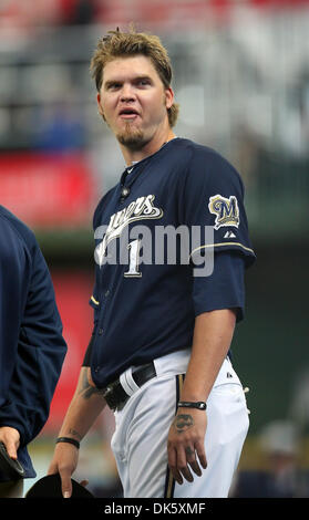 15. Mai 2011 - Milwaukee, Wisconsin, USA - Milwaukee Brewers Recht Fielder Corey Hart #1 vor dem Spiel. Die Milwaukee Brewers fuhr fort, um die Pittsburgh Pirates 9-6 im Miller Park in Milwaukee zu besiegen. (Kredit-Bild: © John Fisher/Southcreek Global/ZUMAPRESS.com) Stockfoto