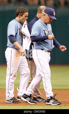 15. Mai 2011 - St. Petersburg, FL, USA - JAMES BORCHUCK |   Times.SP 335909 BORC rays (15.05.11) (St. Petersburg, FL) Sam Fuld Köpfe abseits des Spielfeldes mit Joe Maddon nach dem siebten wenn Fuld sich selbst verletzt, zum anderen zu stehlen versucht.  Seine Wimper Helm löste sich auf der kopfüber Folie und er schlug sich in den Mund.    [JAMES BORCHUCK Mal] (Kredit-Bild: © St. Petersburg Times / ZU Stockfoto