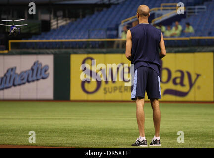 15. Mai 2011 - fliegt St. Petersburg, Florida, USA - Tampa Bay Rays Entlastung Krug Juan Cruz (37) einen Spielzeug Hubschrauber vor dem Spiel bis zwischen den Tampa Bay Rays und der Baltimore Orioles im Tropicana Field. (Kredit-Bild: © Lukas Johnson/Southcreek Global/ZUMApress.com) Stockfoto