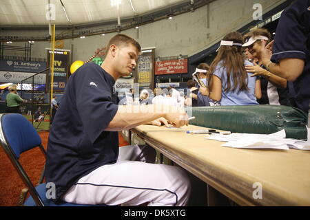 15. Mai 2011 - Zeichen für Fans vor dem Spiel zwischen den Tampa Bay Rays und der Baltimore Orioles im Tropicana Field, St. Petersburg, Florida, USA - Tampa Bay Rays zweiter Basisspieler Reid Brignac (15). Die Führung (Credit-Bild: © Luke Johnson/Southcreek Global/ZUMApress.com) Stockfoto