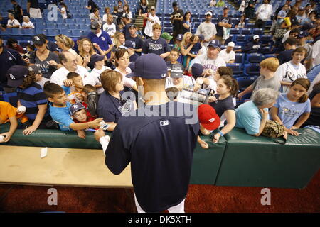 15. Mai 2011 - St. Petersburg, Florida, USA - Tampa Bay Rays ab Krug David Price (14) Zeichen für Fans vor dem Spiel bis zwischen die Tampa Bay Rays und der Baltimore Orioles im Tropicana Field. (Kredit-Bild: © Lukas Johnson/Southcreek Global/ZUMApress.com) Stockfoto