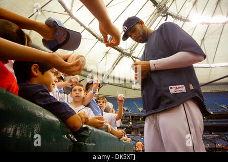 15. Mai 2011 - St. Petersburg, Florida, USA - Tampa Bay Rays ab Krug David Price (14) Zeichen für Fans vor dem Spiel bis zwischen die Tampa Bay Rays und der Baltimore Orioles im Tropicana Field. (Kredit-Bild: © Lukas Johnson/Southcreek Global/ZUMApress.com) Stockfoto