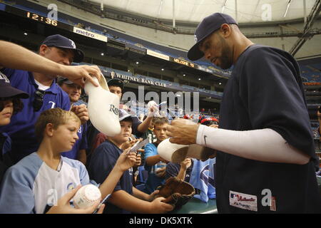 15. Mai 2011 - St. Petersburg, Florida, USA - Tampa Bay Rays ab Krug David Price (14) Zeichen für Fans vor dem Spiel bis zwischen die Tampa Bay Rays und der Baltimore Orioles im Tropicana Field. (Kredit-Bild: © Lukas Johnson/Southcreek Global/ZUMApress.com) Stockfoto