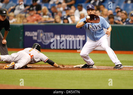 15. Mai 2011 - St. Petersburg, Florida, USA - Baltimore Orioles zweiter Basisspieler Brian Roberts (1) taucht in erster Stützpunkt gegen die Tampa Bay Rays erster Basisspieler Casey Kotchman (11) während des Spiels bis zwischen die Tampa Bay Rays und der Baltimore Orioles im Tropicana Field. Die Orioles Führung 3-1 (Credit-Bild: © Luke Johnson/Southcreek Global/ZUMApress.com) Stockfoto