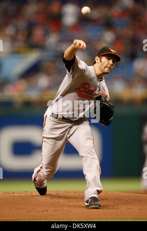 15. Mai 2011 - wirft St. Petersburg, Florida, USA - Baltimore Orioles Start Krug Jake Arrieta (34) eine Tonhöhe während des Spiels bis zwischen die Tampa Bay Rays und der Baltimore Orioles im Tropicana Field. Die Orioles Führung 3-1 (Credit-Bild: © Luke Johnson/Southcreek Global/ZUMApress.com) Stockfoto