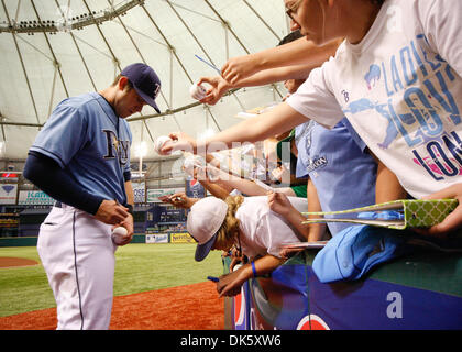 15. Mai 2011 - St. Petersburg, Florida, USA - Tampa Bay Rays dritte Baseman unterschreibt Evan Longoria (3) für Fans während des Spiels bis zwischen die Tampa Bay Rays und der Baltimore Orioles im Tropicana Field. Die Orioles Führung 3-1 (Credit-Bild: © Luke Johnson/Southcreek Global/ZUMApress.com) Stockfoto