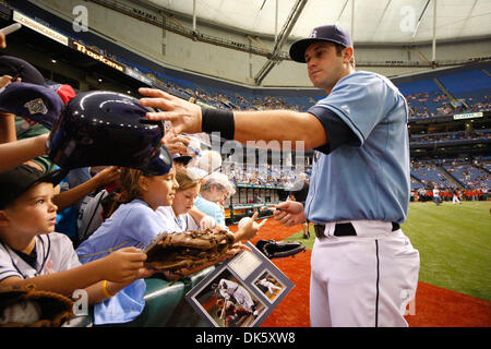 15. Mai 2011 - St. Petersburg, Florida, USA - Tampa Bay Rays dritte Baseman unterschreibt Evan Longoria (3) für Fans während des Spiels bis zwischen die Tampa Bay Rays und der Baltimore Orioles im Tropicana Field. Die Orioles Führung 3-1 (Credit-Bild: © Luke Johnson/Southcreek Global/ZUMApress.com) Stockfoto