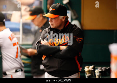 15. Mai 2011 - St. Petersburg, Florida, USA - Baltimore Orioles Manager Buck Showalter (26) Uhren aus der Einbaum während das Match zwischen den Tampa Bay Rays und der Baltimore Orioles im Tropicana Field. Die Orioles gewinnen 9-3 (Credit-Bild: © Luke Johnson/Southcreek Global/ZUMApress.com) Stockfoto