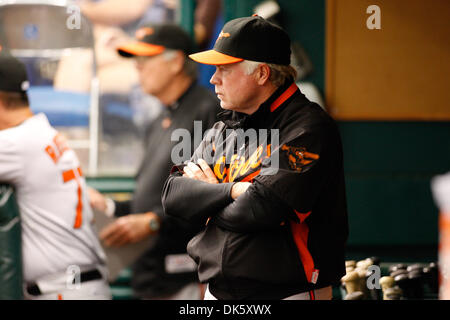 15. Mai 2011 - St. Petersburg, Florida, USA - Baltimore Orioles Manager Buck Showalter (26) Uhren aus der Einbaum während das Match zwischen den Tampa Bay Rays und der Baltimore Orioles im Tropicana Field. Die Orioles gewinnen 9-3 (Credit-Bild: © Luke Johnson/Southcreek Global/ZUMApress.com) Stockfoto