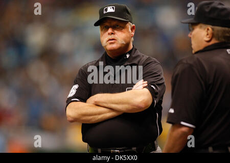 15. Mai 2011 - St. Petersburg, Florida, USA - Umpire Jim Joyce (66) während das Match zwischen den Tampa Bay Rays und der Baltimore Orioles im Tropicana Field. Die Orioles gewinnen 9-3 (Credit-Bild: © Luke Johnson/Southcreek Global/ZUMApress.com) Stockfoto