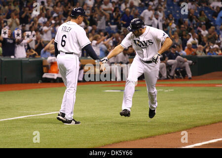 16. Mai 2011 - feiert St. Petersburg, Florida, USA - Tampa Bay Rays linker Feldspieler Johnny Damon (22) mit Tampa Bay Rays dritten Base Coach Tom Foley (6) nach der Kollision eines Home Run in der Fourht Inning während des Spiels bis zwischen die Tampa Bay Rays und die New York Yankees im Tropicana Field. Die Yankees Führung 5-1 (Credit-Bild: © Luke Johnson/Southcreek Global/ZUMApress.com) Stockfoto